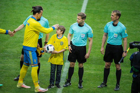 Sveriges Zlatan Ibrahimovic hälsar på Markus Rooth från