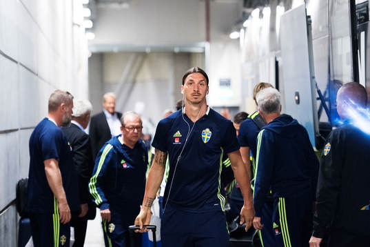 Sveriges Zlatan Ibrahimovic anländer med laget till arenan