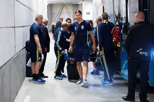 Sveriges Zlatan Ibrahimovic anländer med laget till arenan