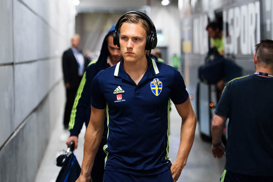 Sveriges Ludwig Augustinsson anländer med laget till arenan
