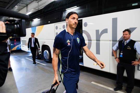 Sveriges Zlatan Ibrahimovic anländer med laget till arenan