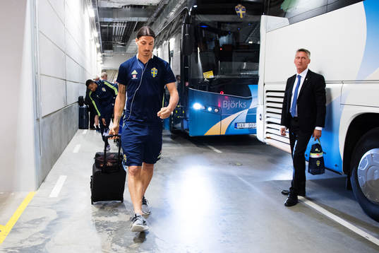Sveriges Zlatan Ibrahimovic anländer med laget till arenan