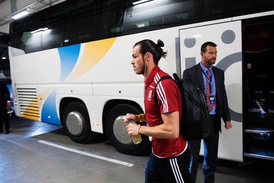 Wales Gareth Bale anländer med laget till arenan