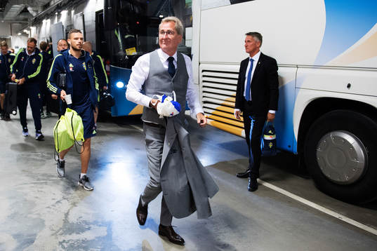 Sveriges förbundskapten Erik Hamrén anländer med laget