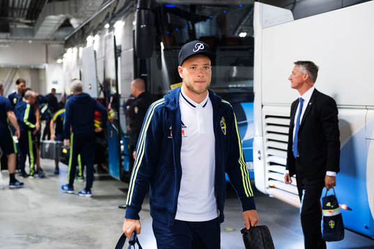 Sveriges John Guidetti anländer med laget till arenan
