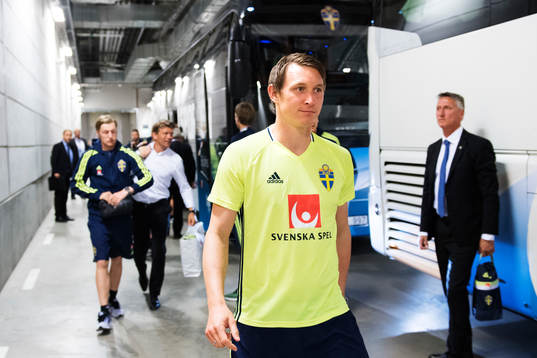 Sveriges Kim Källström anländer med laget till arenan