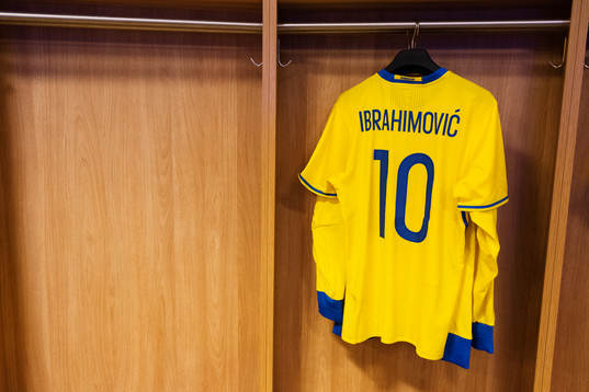 En tröja för Zlatan Ibrahimovic hänger i Sveriges