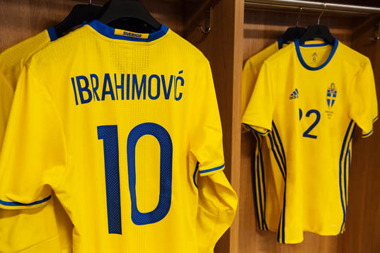 En tröja för Zlatan Ibrahimovic hänger i Sveriges