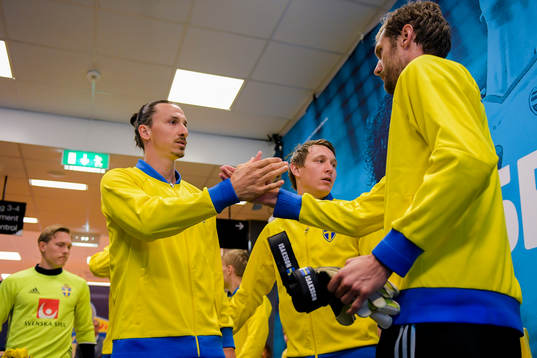 Sveriges Zlatan Ibrahimovic och målvakt Andreas Isaksson i