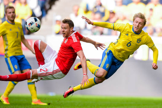 Wales Chris Gunter och Sveriges Emil Forsberg
