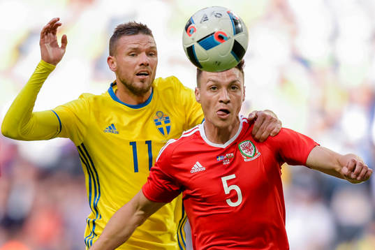 Sveriges Marcus Berg och Wales James Chester