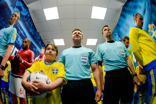 Wales Ashley Williams och Sveriges Zlatan Ibrahimovic i