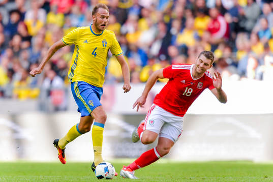 Sveriges Andreas Granqvist och Wales Sam Vokes