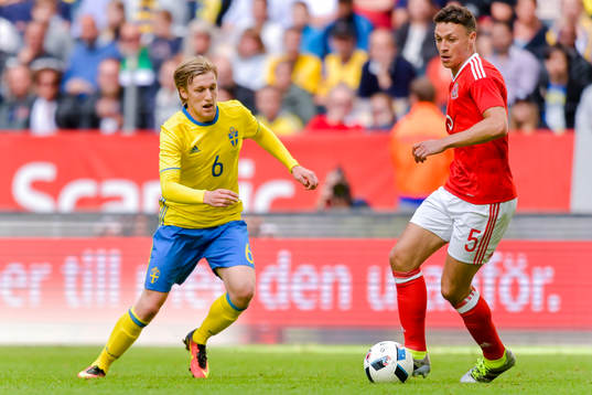 Sveriges Emil Forsberg och Wales James Chester