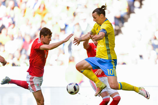 Wales Ben Davies och Sveriges Zlatan Ibrahimovic