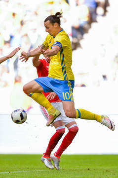 Wales Ben Davies och Sveriges Zlatan Ibrahimovic