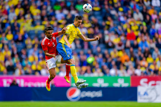 Wales Neil Taylor och Sveriges Mikael Lustig i en nickduell