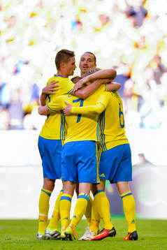 Sveriges Zlatan Ibrahimovic jublar med lagkamraterna