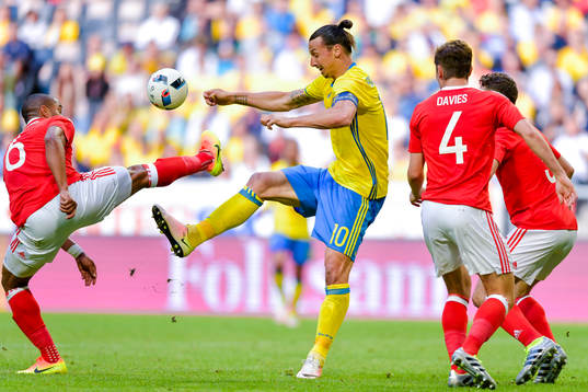 Wales Ashley Williams och Sveriges Zlatan Ibrahimovic