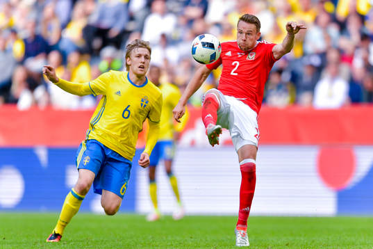 Sveriges Emil Forsberg och Wales Chris Gunter