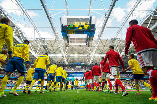 Lagen gör entré till fotbollslandskampen mellan Sverige