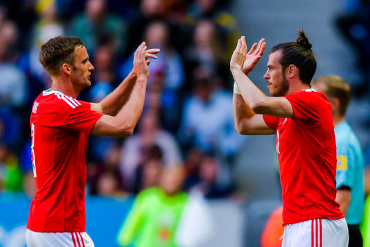 Byte mellan Wales Andy King och Gareth Bale