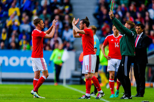 Byte mellan Wales Andy King och Gareth Bale