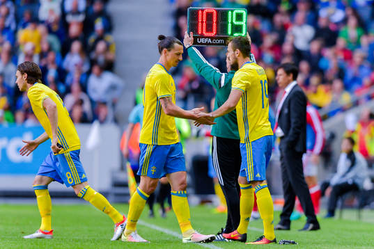 Byte mellan Sveriges Zlatan Ibrahimovic och Emir Kujovic