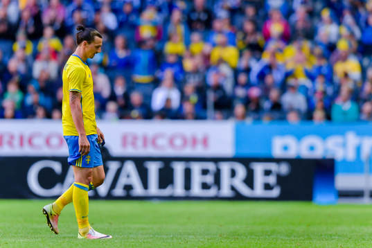 Sveriges Zlatan Ibrahimovic lämnar planen