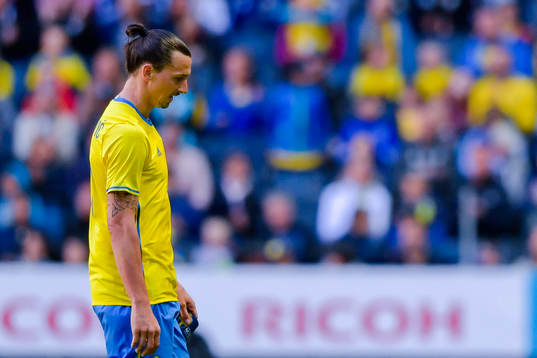 Sveriges Zlatan Ibrahimovic lämnar planen