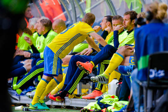 Sveriges målvakt Andreas Isaksson deppar på bänken