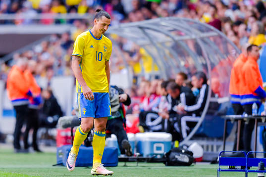 Sveriges Zlatan Ibrahimovic lämnar planen