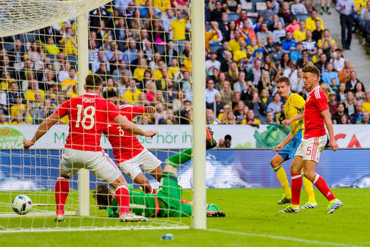 Sveriges Mikael Lustig gör 2-0 bakom Wales målvakt Daniel