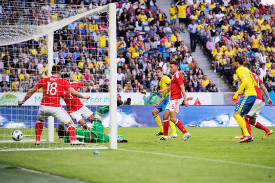 Sveriges Mikael Lustig skjuter in 2-0 bakom Wales  målvakt