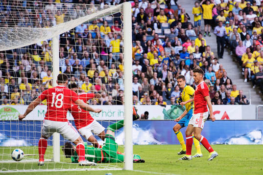 Sveriges Mikael Lustig skjuter in 2-0 bakom Wales  målvakt