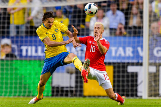 Sveriges Albin Ekdal och Wales Aaron Ramsey