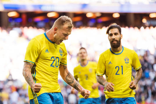 Sveriges John Guidetti och Jimmy Durmaz jublar
