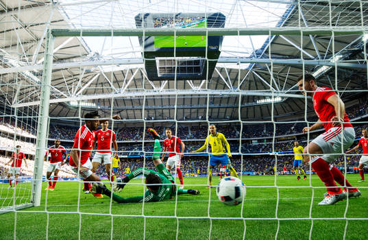 Sveriges Mikael Lustig (ej i bild) gör 2-0 bakom Wales