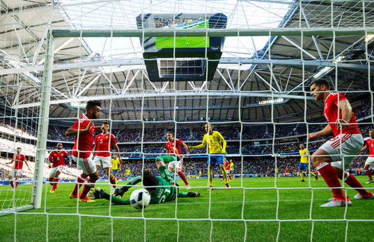 Sveriges Mikael Lustig (ej i bild) gör 2-0 bakom Wales
