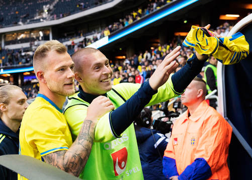 Sveriges John Guidetti och Victor Nilsson Lindelöf vinkar