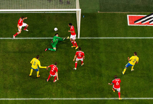 Sveriges Mikael Lustig (nr 2) skjuter in 2-0 bakom Wales