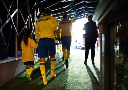 Sveriges spelare gör entré till fotbollslandskampen
