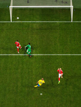Sveriges John Guidetti gör 3-0 bakom Wales målvakt Daniel