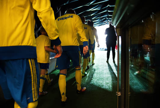 Sveriges spelare gör entré till fotbollslandskampen