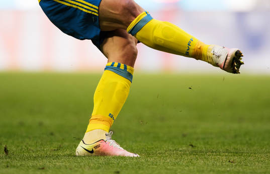 Sveriges Zlatan Ibrahimovic skjuter ett skott