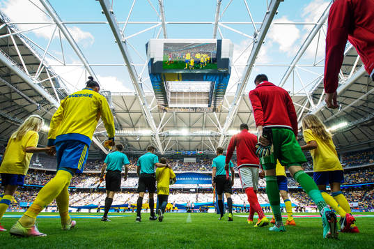 Lagen gör entré till fotbollslandskampen mellan Sverige