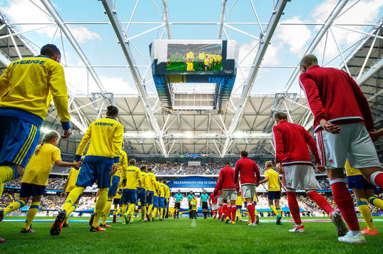 Lagen gör entré till fotbollslandskampen mellan Sverige