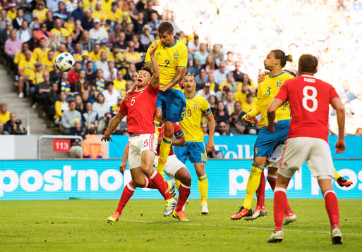 Wales James Chester förlorar en nickduell mot Sveriges