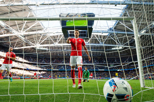 Wales Chris Gunter och målvakt Daniel Ward deppar