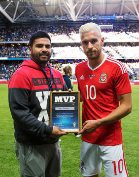 Wales Aaron Ramsey tar emot pris som matchens lirare